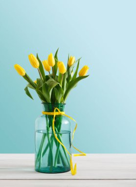 Mavi zemin üzerine Sarı Lale buketi