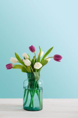 Parlak Lale buketi closeup mavi zemin üzerine