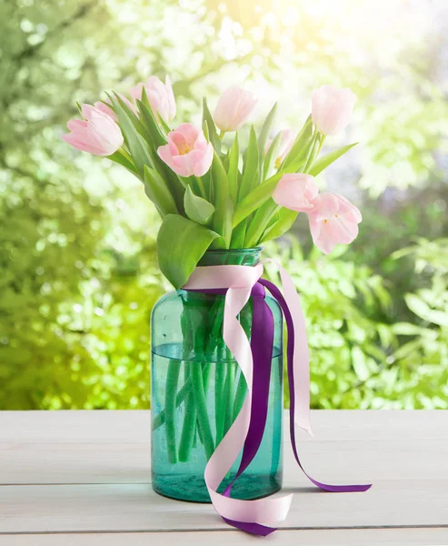 Fiori sfondo, tulipani rosa pallido a sfondo giardino, spazio copia — Foto Stock