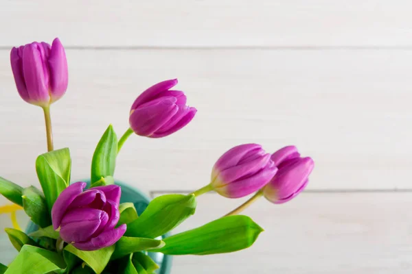 Fioletowe tulipany bukiet na białym tle drewna, widok z góry — Zdjęcie stockowe