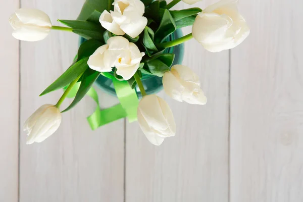 Bukiet białych tulipanów na podłoże drewniane, widok z góry — Zdjęcie stockowe