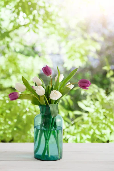 Fondo de flores, tulipanes en el fondo del jardín, espacio de copia —  Fotos de Stock
