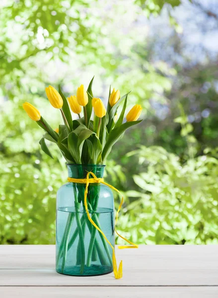 Квіти фон, жовті тюльпани на садовому фоні, копіювання простору — стокове фото