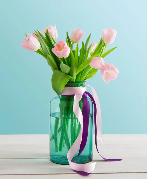 Квіти фон, блідо-рожеві тюльпани на садовому фоні, копіювання простору — стокове фото