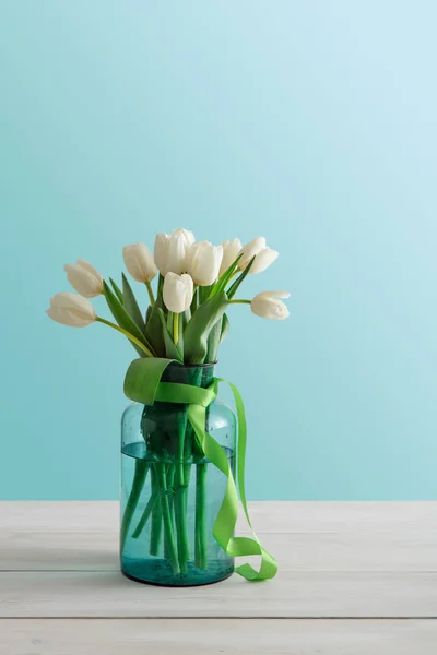 Bouquet di tulipani bianchi su sfondo blu — Foto Stock