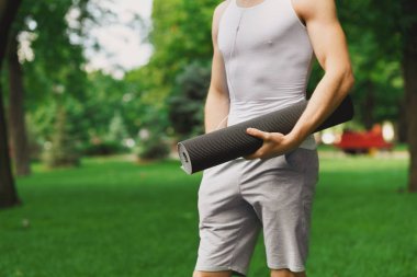 Mat tutarak ve müzik Park adam