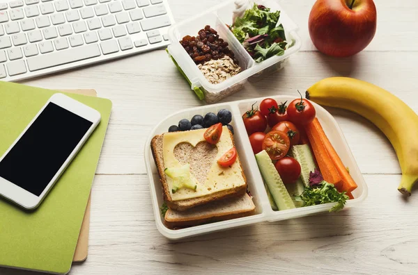 Zdrowe posiłki w pudełka śniadaniowe o stół roboczy office — Zdjęcie stockowe