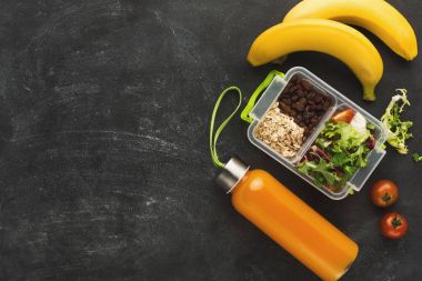 Beslenme çantası siyah tablo arka plan üzerinde sağlıklı gıda ile