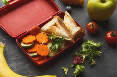 Beslenme çantası siyah tablo arka plan üzerinde sağlıklı gıda ile