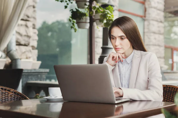 Junge Geschäftsfrau im Freien arbeitet mit Laptop — Stockfoto