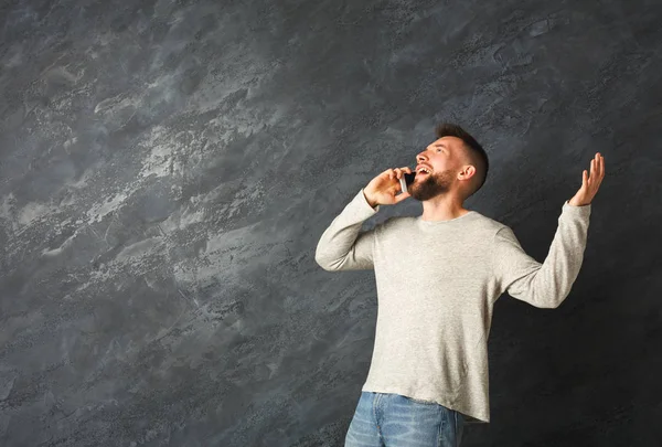 Hombre emocional hablando en el smartphone en el estudio —  Fotos de Stock
