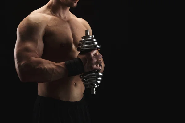 Siłacz sportowe z hantle showes nagie muskularne ciało — Zdjęcie stockowe