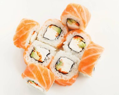 Balık kümesi üzerinde izole beyaz, portre rulo