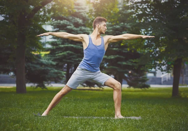 Fitness man warm up stretching training outdoors — Stock Photo, Image