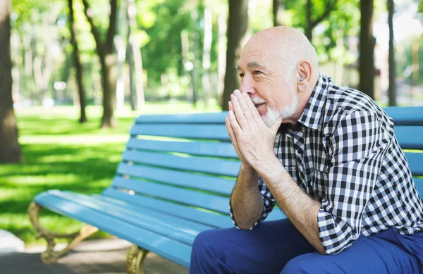 Pensativo hombre mayor al aire libre —  Fotos de Stock