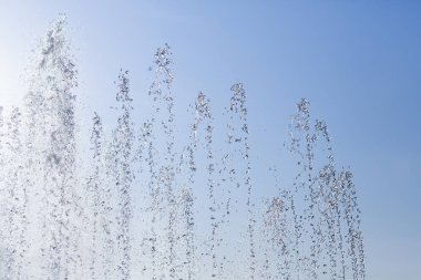 Su çeşme mavi zemin üzerine gelen sıçramasına