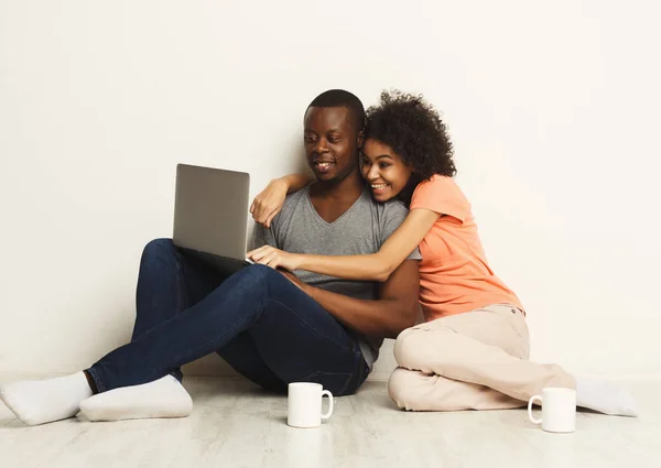 Gelukkige Afro-Amerikaanse paar online winkelen op laptop — Stockfoto
