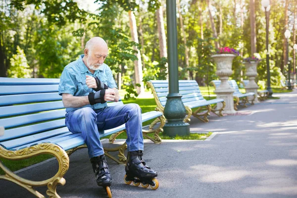 Hombre mayor en patines al aire libre —  Fotos de Stock