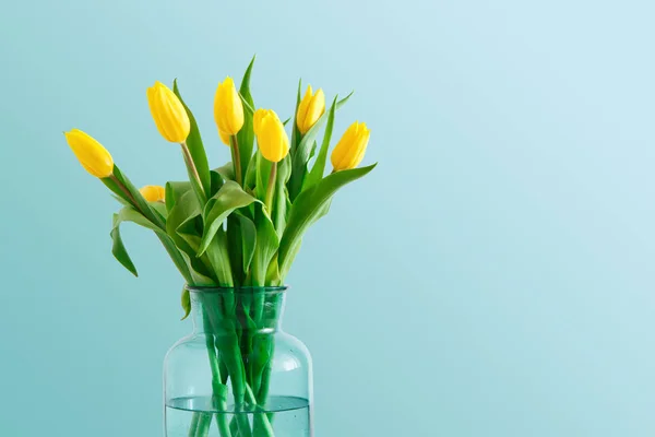 Букет жовтих тюльпанів на синьому фоні — стокове фото
