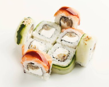 Balık kümesi üzerinde izole beyaz, portre rulo