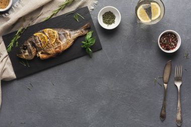 Bütün tablo limon dilimleri ile dorado ızgara