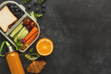 Beslenme çantası siyah tablo arka plan üzerinde sağlıklı gıda ile