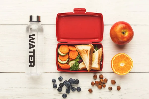 午餐盒与健康食物在白色桌背景 — 图库照片