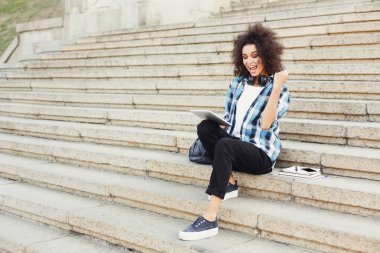 Mutlu genç kadın dijital tablet açık havada kullanma