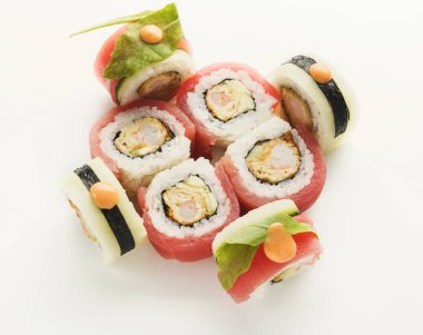 Balık kümesi üzerinde izole beyaz, portre rulo