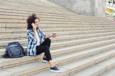 Evet açık havada genç gülümseyen kadın