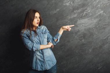 Şok ve korkmuş kadın noktası uzakta