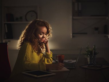 Gülümseyen kadın notları evde akşamları yapma