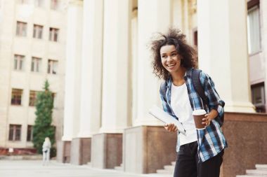 Sırt çantası ve çalışma kitapları arka bina Üniversitesi'nde öğrenci kızla