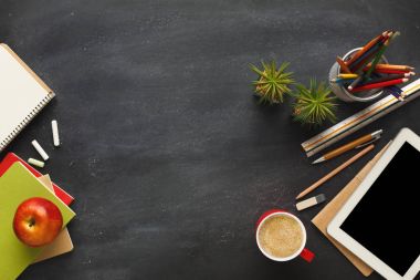 Masaüstü ile okul eğitimi, en iyi görünüm için çeşitli ileti örneği