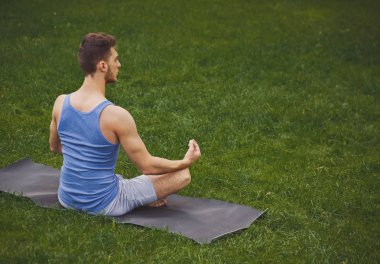 Genç adam pratik yoga, meditasyon poz sakin ol