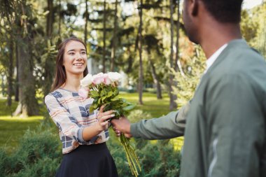 Onun güzel kız arkadaşı için çiçek veren adam