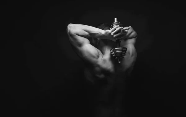 Неузнаваемый человек показывает сильные мышцы спины крупным планом — стоковое фото