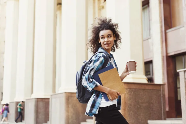 Studentin mit Rucksack und Arbeitsmappen im Universitätsgebäude — Stockfoto