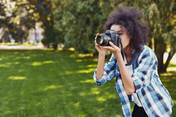 Jovem mulher tirando fotos ao ar livre — Fotografia de Stock