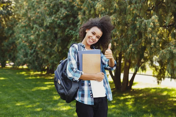 学生女孩与背包和工作簿在大学大厦背景 — 图库照片