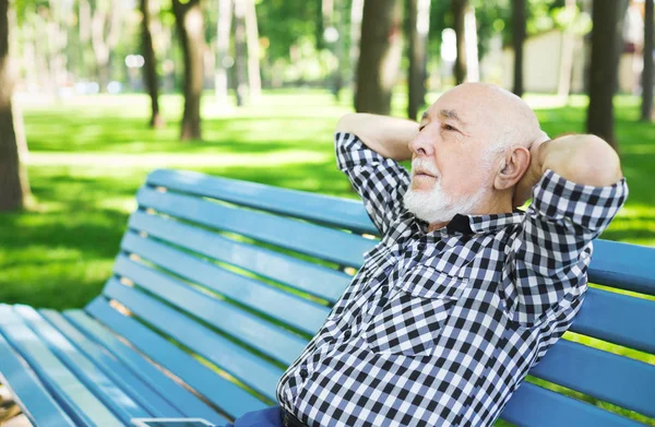 Relaxed senior man outdoors — Stock Photo, Image