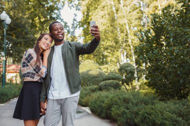 Selfie Park yapım genç güzel Çift