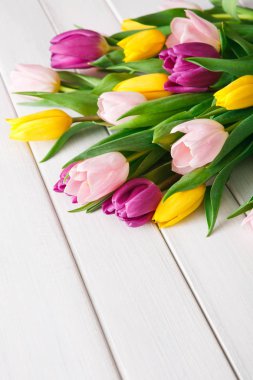 Parlak Lale buketi Beyaz ahşap arka planda, kopya alanı