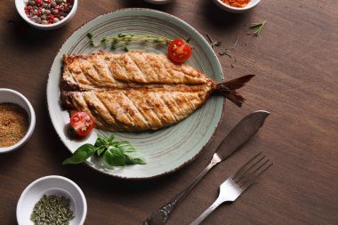 Barbekü üzerinde sulu beyaz balık fileto ızgara