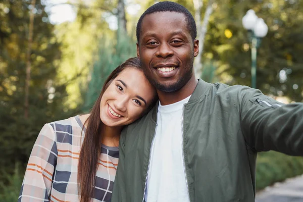 Unga vackra paret att göra selfie på park — Stockfoto
