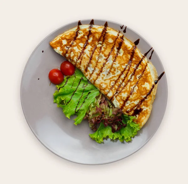 Omelette de légumes sur assiette isolée sur fond blanc — Photo