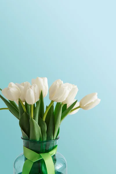 Bouquet di tulipani bianchi su sfondo blu — Foto Stock