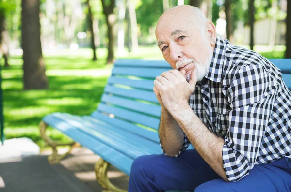 Nadenkend senior man buitenshuis — Stockfoto