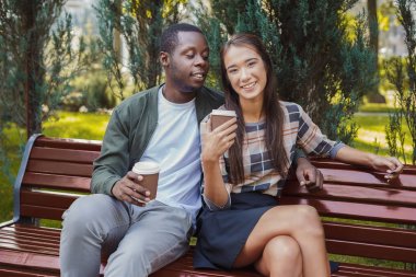 Parkta çok ciddiyim aşık çok ırklı Çift