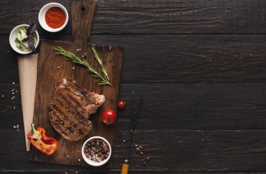 Izgara et ve sebze rustik ahşap tablo